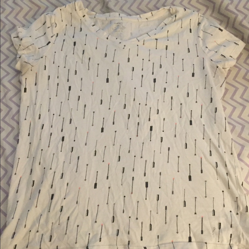 White Old Navy arrow tee